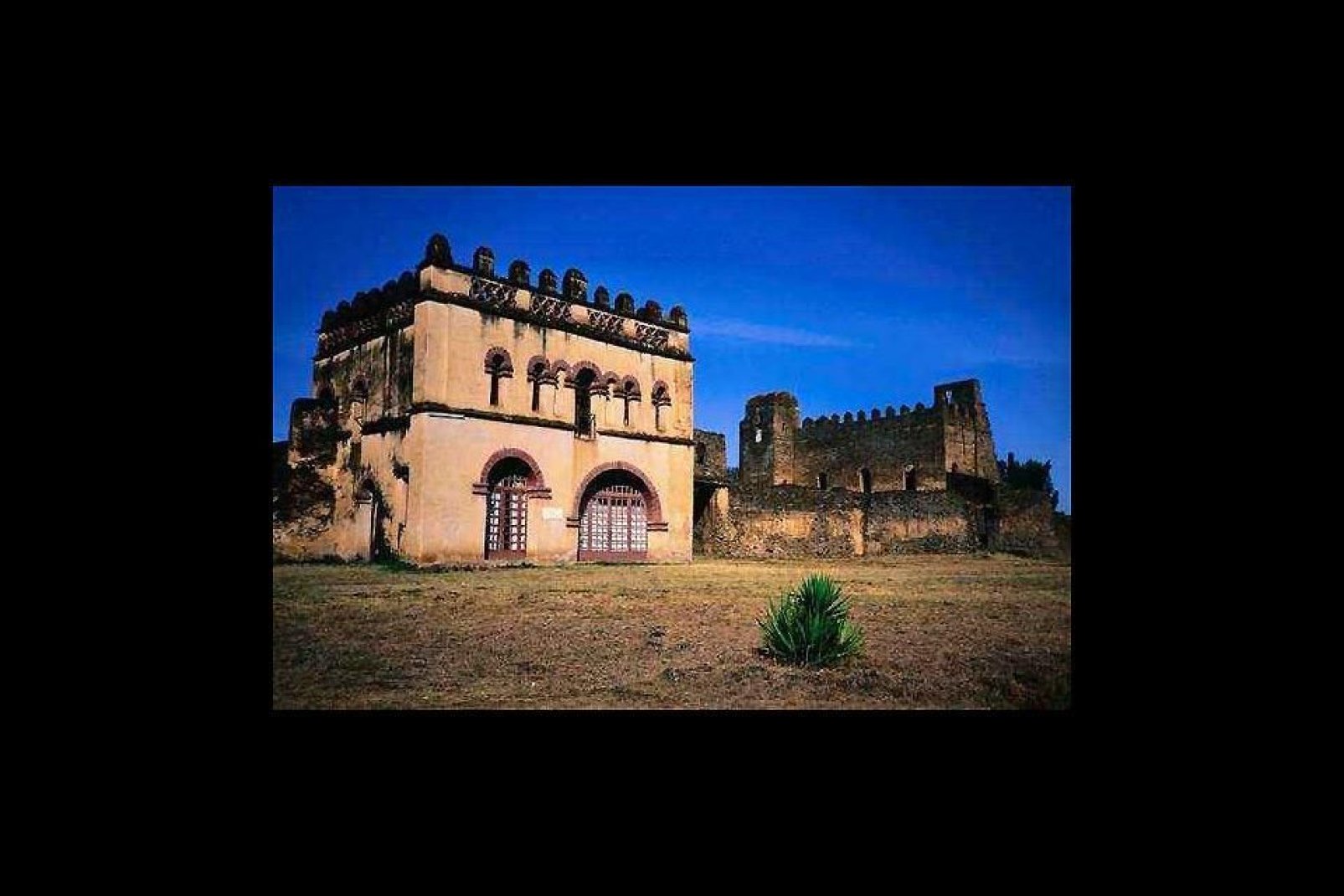 Gondar fue durante 200 años la capital de un extenso reino, del que en la actualidad aún se conserva el complejo fortificado de castillos compuesto por seis edificios.