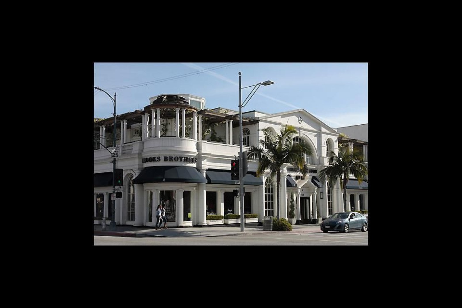 Beverly Hills ist eine unabhängige Gemeinde direkt neben Los Angeles und besonders für seine luxuriösen Einkaufsmeilen bekannt.