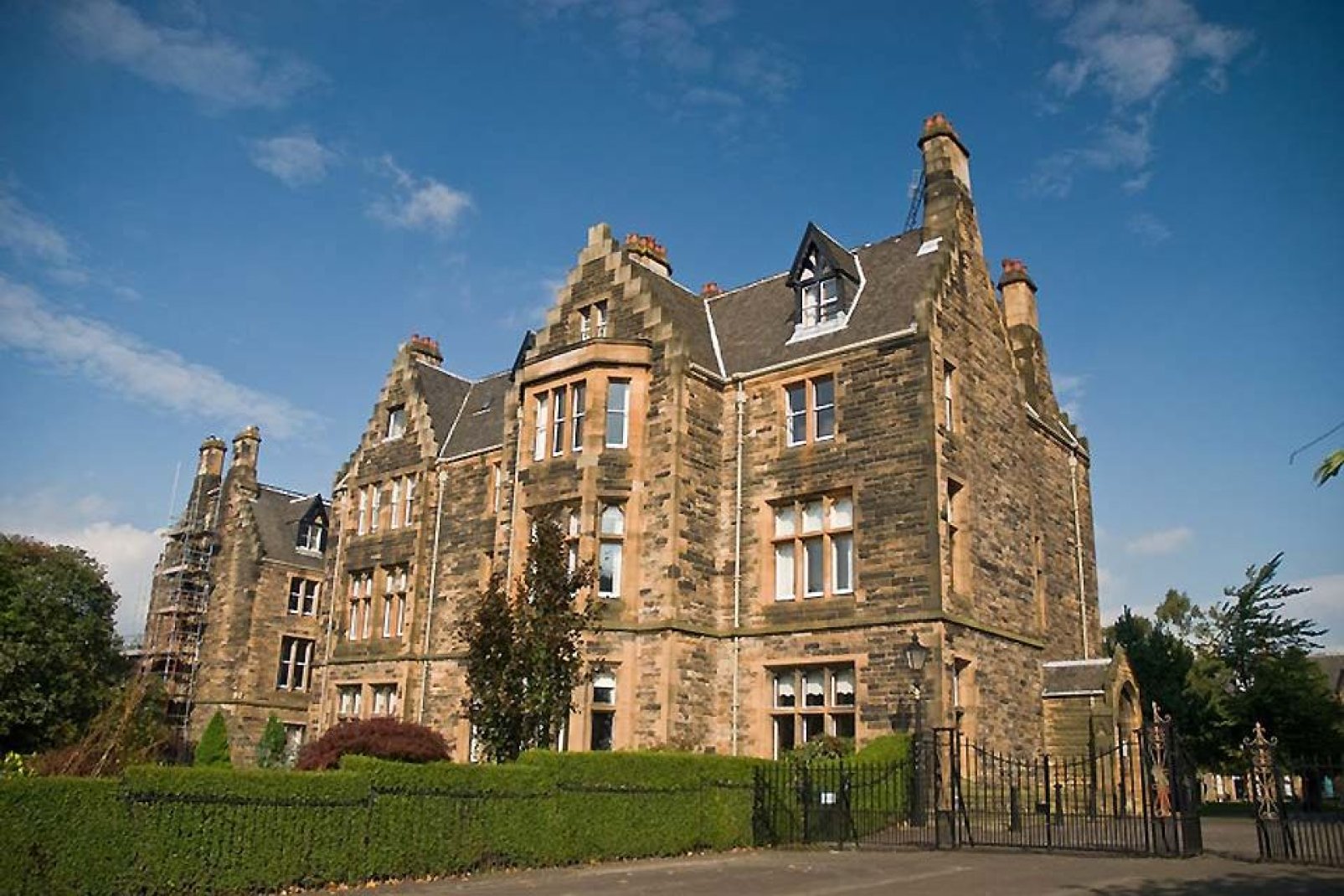 Die Universitt von Glasgow ist die viertlteste Universitt der englischsprachigen  Welt und eine der vier ltesten Universitten von Schottland.