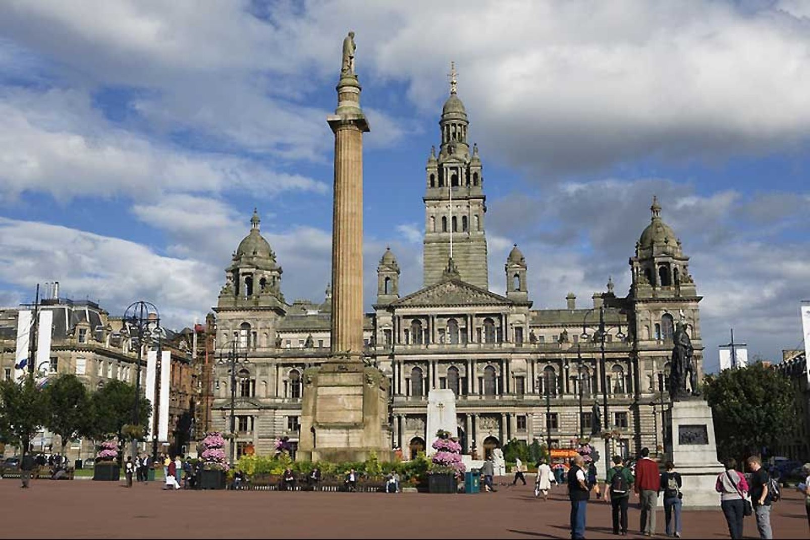 George Square und das Rathaus von Glasgow in der Region Strathclyde.