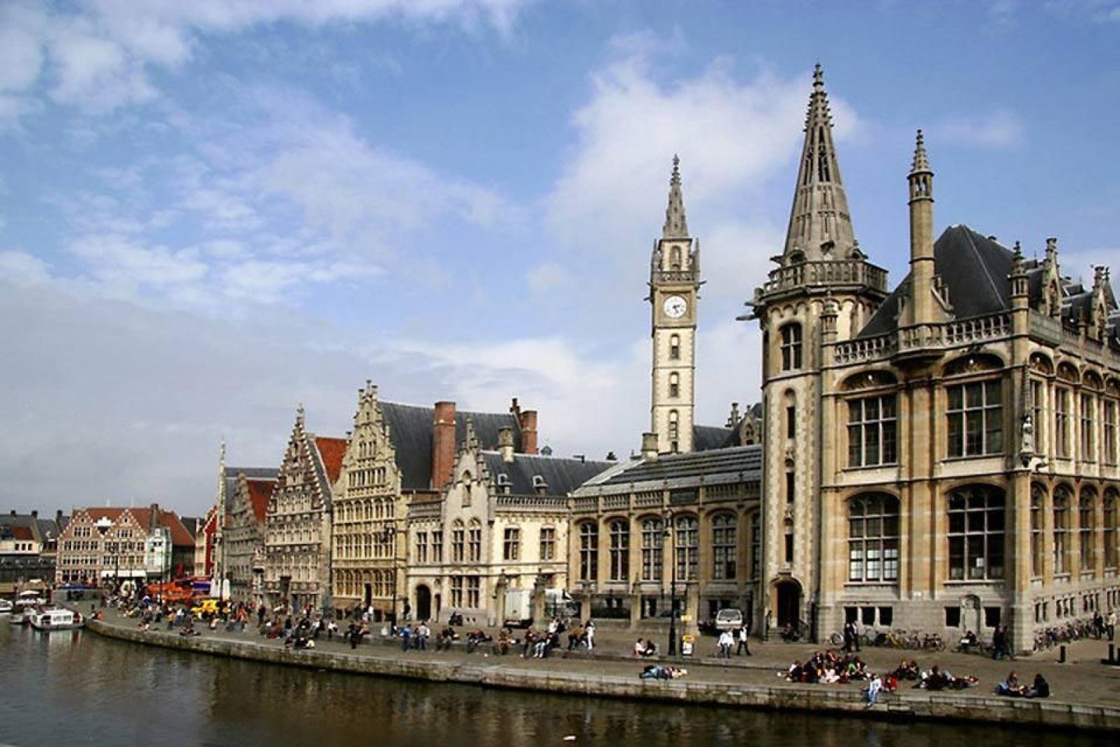 Die historische Altstadt von Gent ist von unzhligen Kanlen durchzogen, die zu den besonderen Attraktionen der Stadt zhlen.