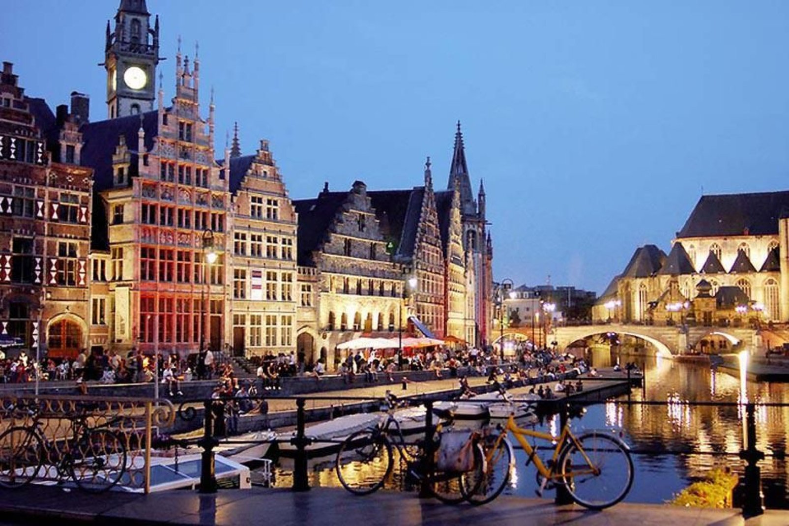Gent, dessen romantische Kanle und Sehenswrdigkeiten Besucher aus der ganzen Welt anziehen, ist die Geburtstadt von Karl V.