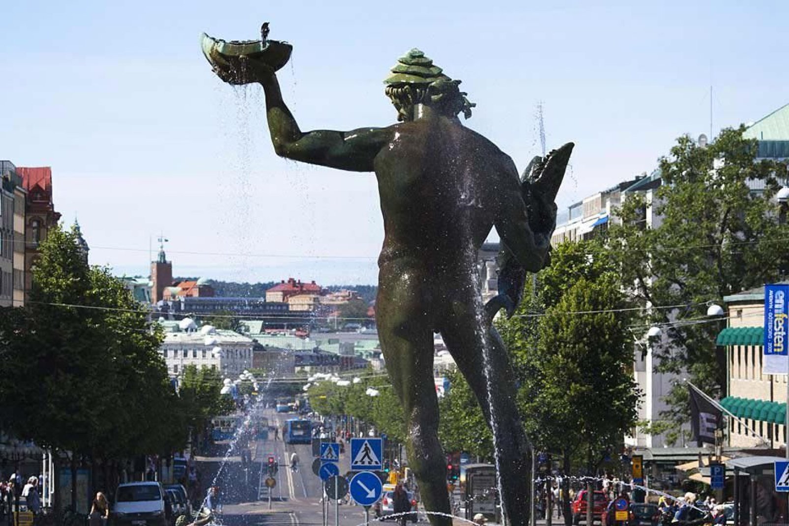 Sur cette place se dresse la statue de Poséidon, réalisée par le sculpteur Carl Milles, aujourd'hui symbole de la ville.