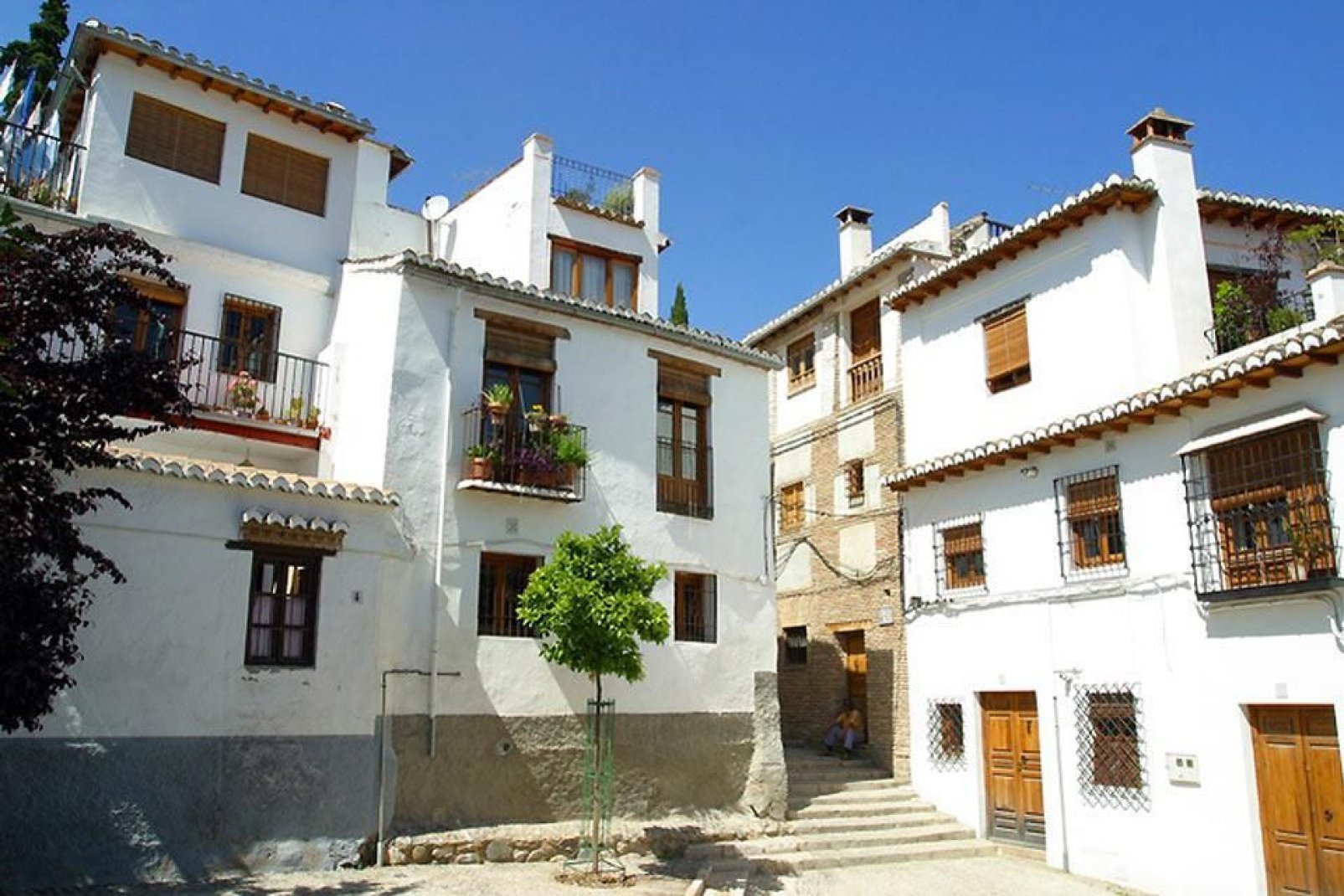 Son barrios de Granada: Albaicín, Beiro, Chana, Centro, Genil, Norte, Ronda y Zaidín.