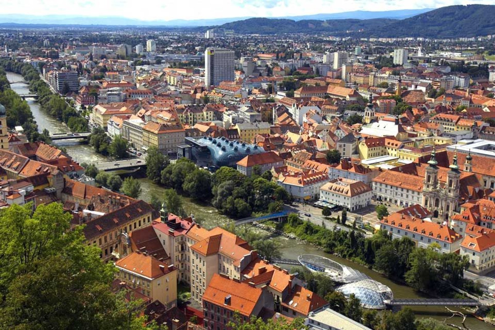 Graz ist mit 250.000 Einwohnern die zweitgrößte Stadt Österreichs. Sie liegt im südöstlichen Teil des Landes und wird von der Mur durchquert.