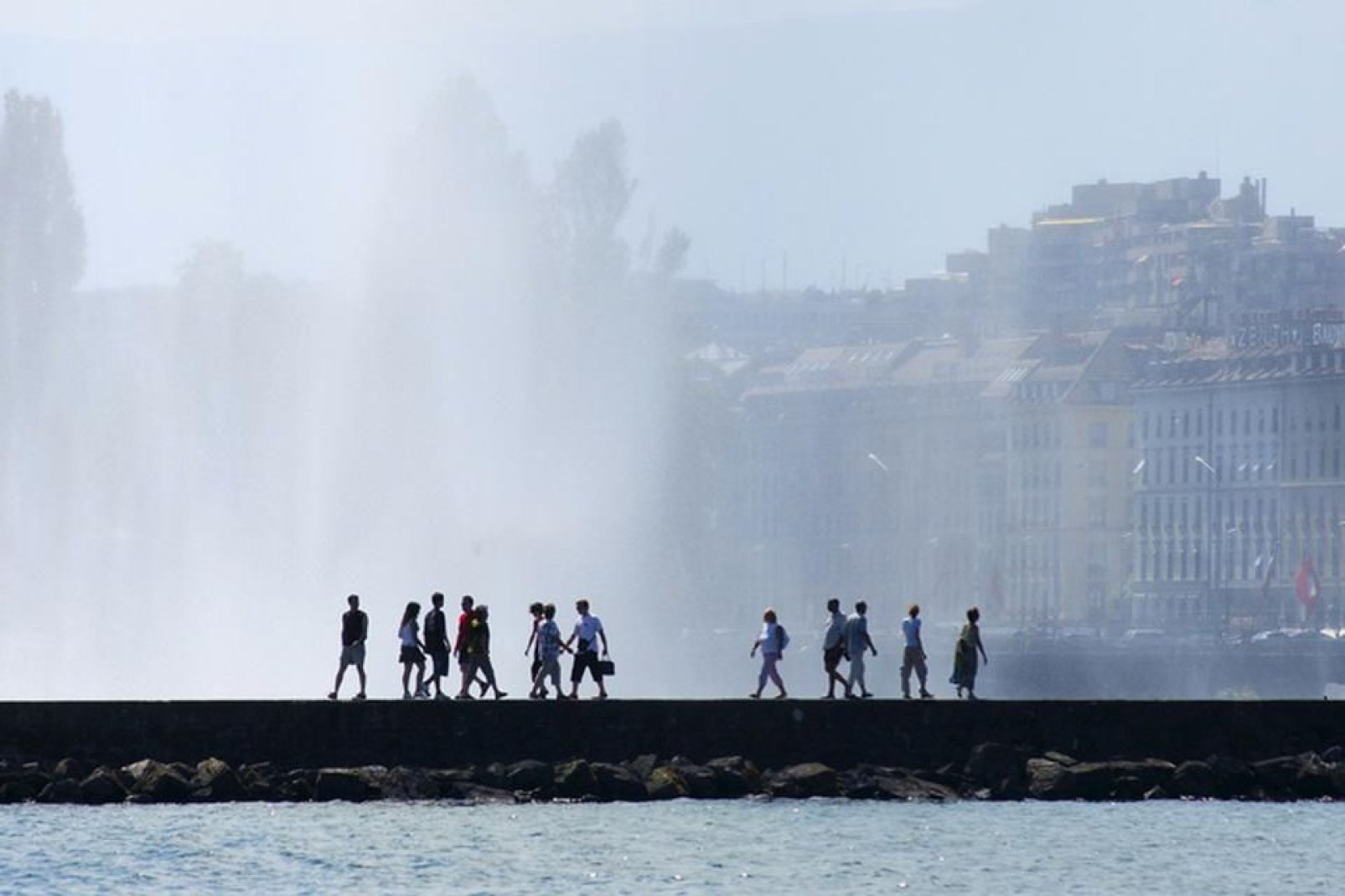 Genève est connue pour son jet d'eau de 140 mètres de hauteur.