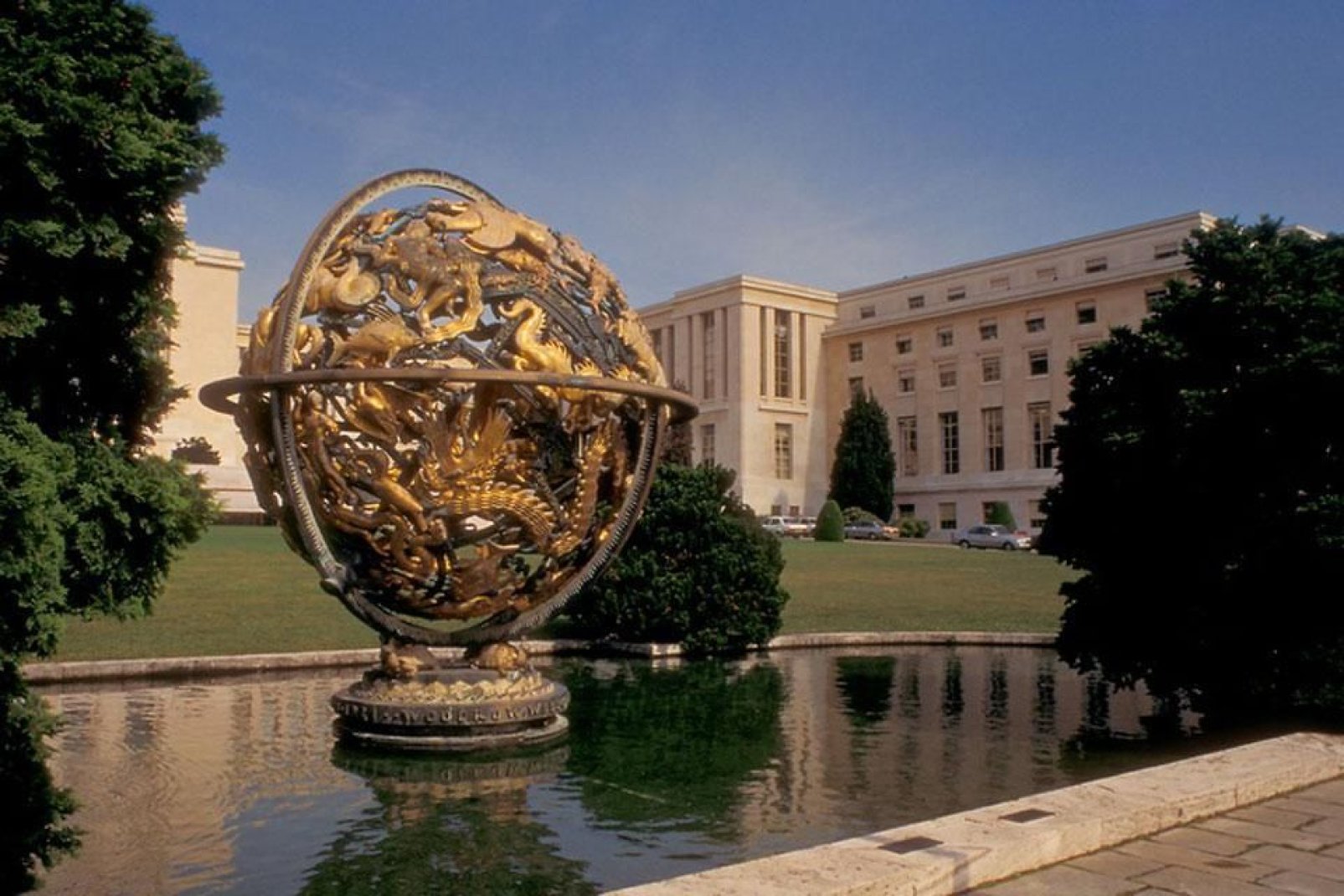 Esta esfera armilar de bronce dorado, creada por el escultor Paul Manship, se erige en el parque de la ONU.