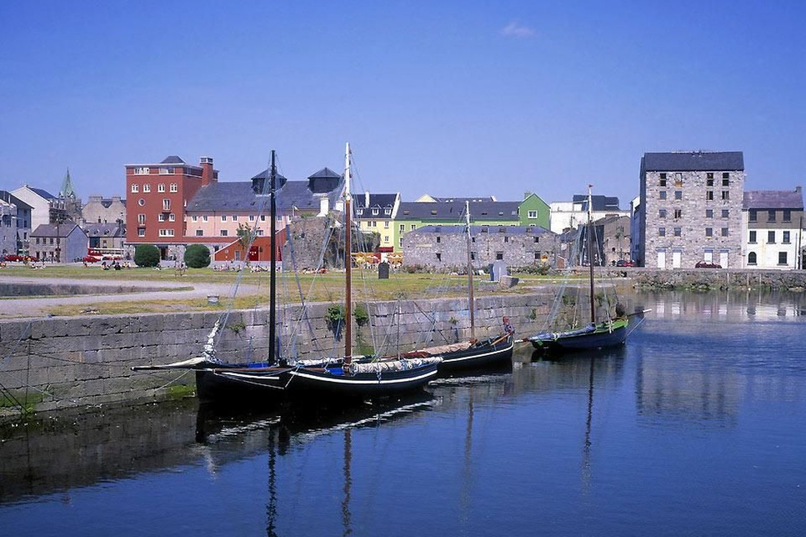 Le port de la ville, situé dans la partie est de la baie de Galway, est le plus central d'Irlande occidentale