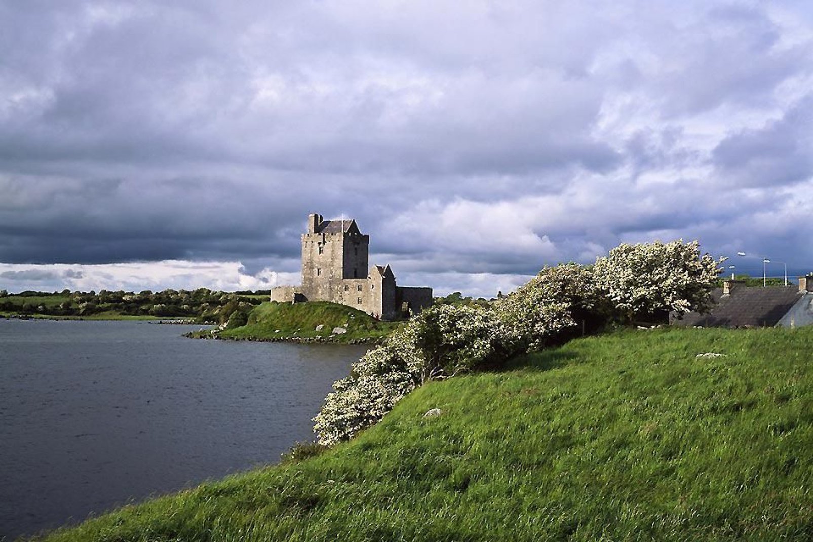 Cette ville fortifiée, splendide et bien conservée, remonte au XVIè siècle ; elle se situe sur la rive sud-est de la Galway Bay