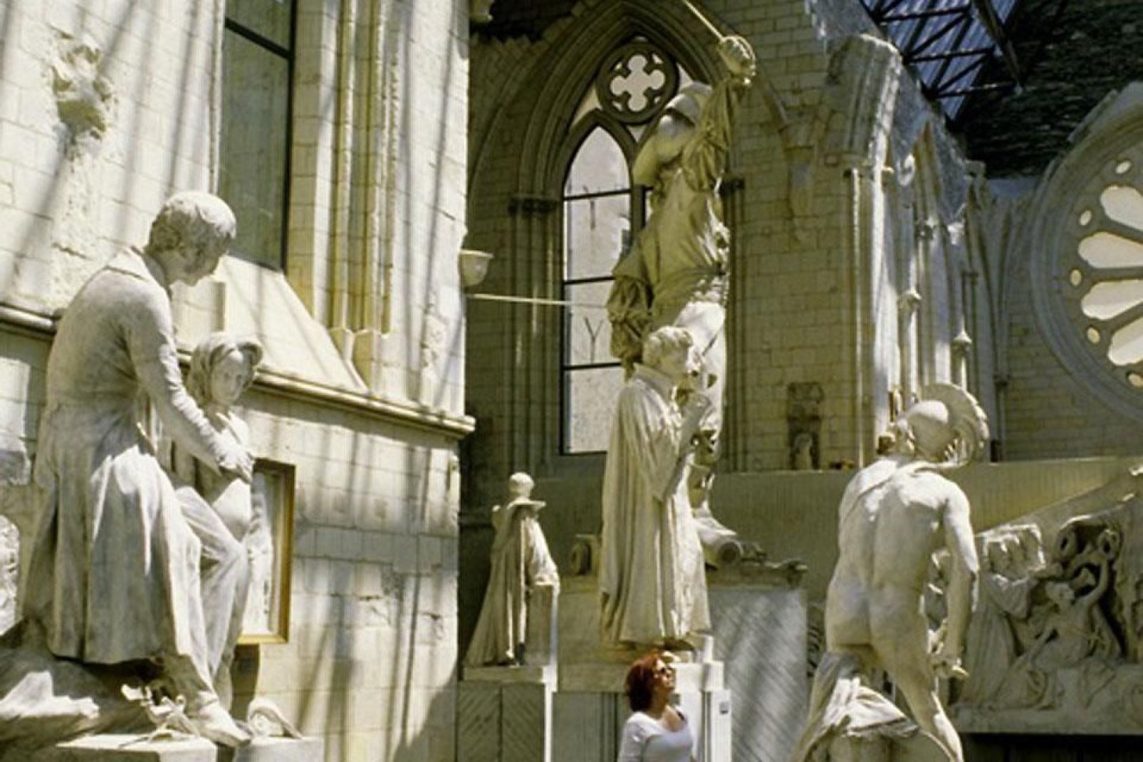 La catedral es un testigo del arte gótico angevino. Está clasificada como monumento histórico desde 1862.