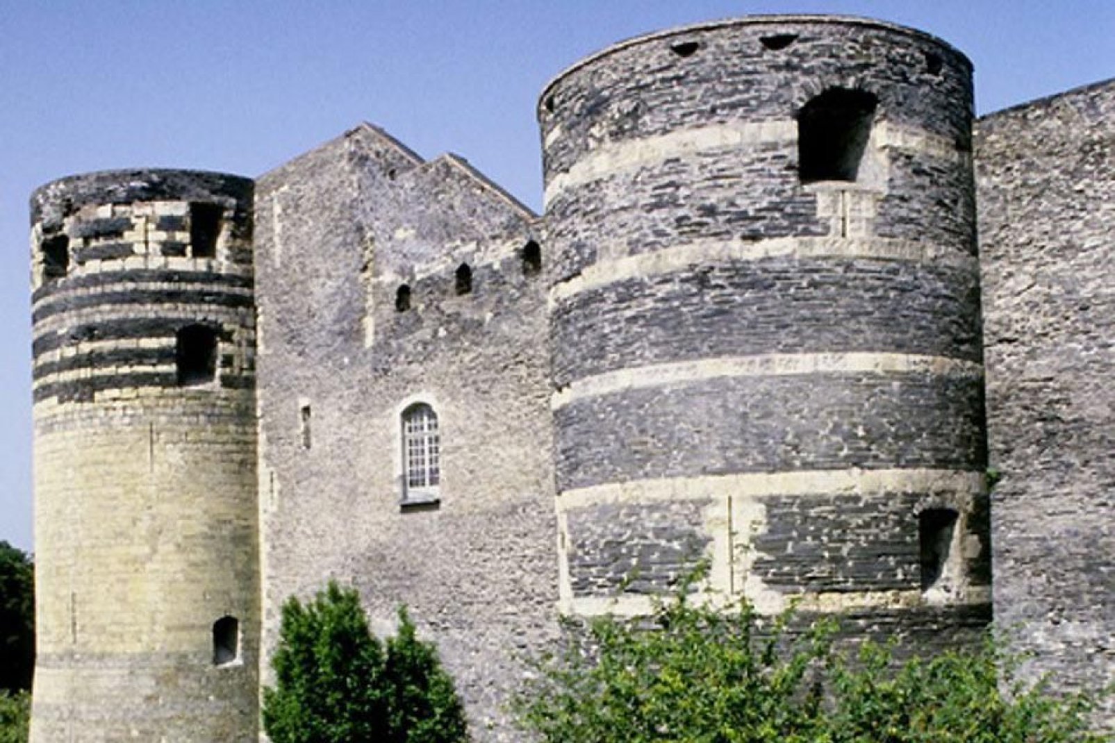 Construit entre 1230 et 1240 sur l'initiative de Saint-Louis, son enceinte médiévale de près d'un kilomètre de circonférence est composée de 17 tours.
