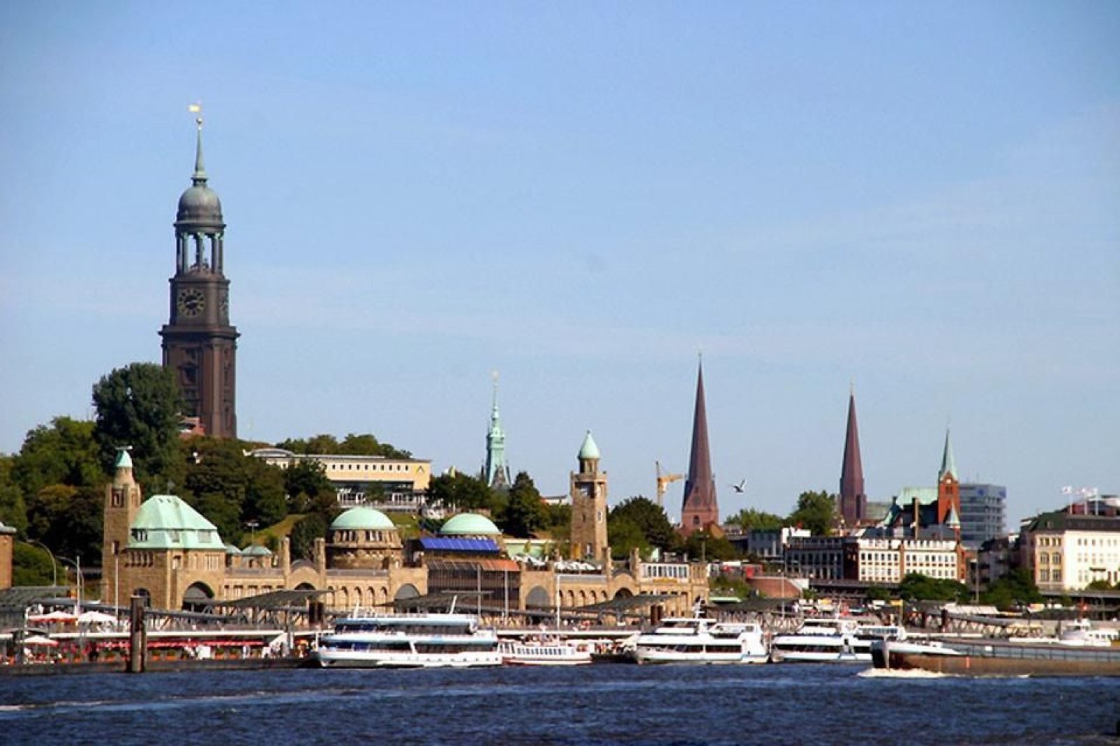 The city centre and city hall behind the harbor, the pass linking the two basins of the river Alster.