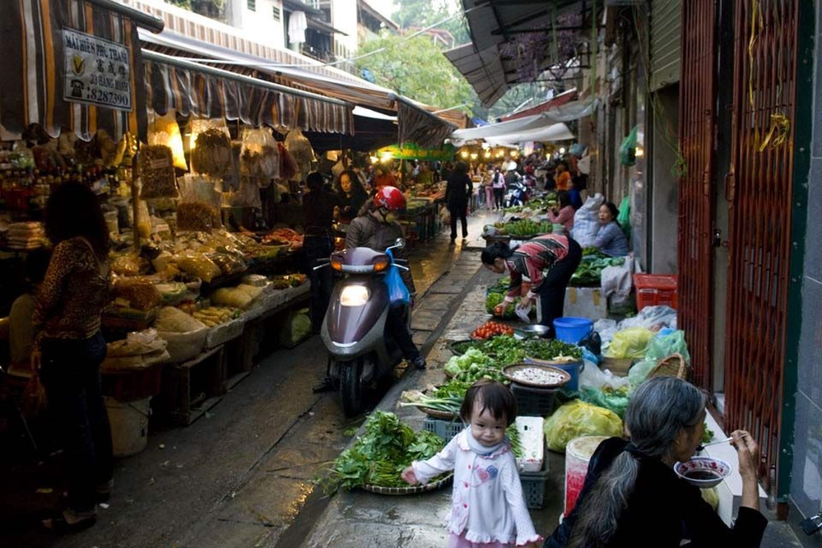 Come in tutte le città del Vietnam, i mercati animano Hanoi dall'alba al tramonto.