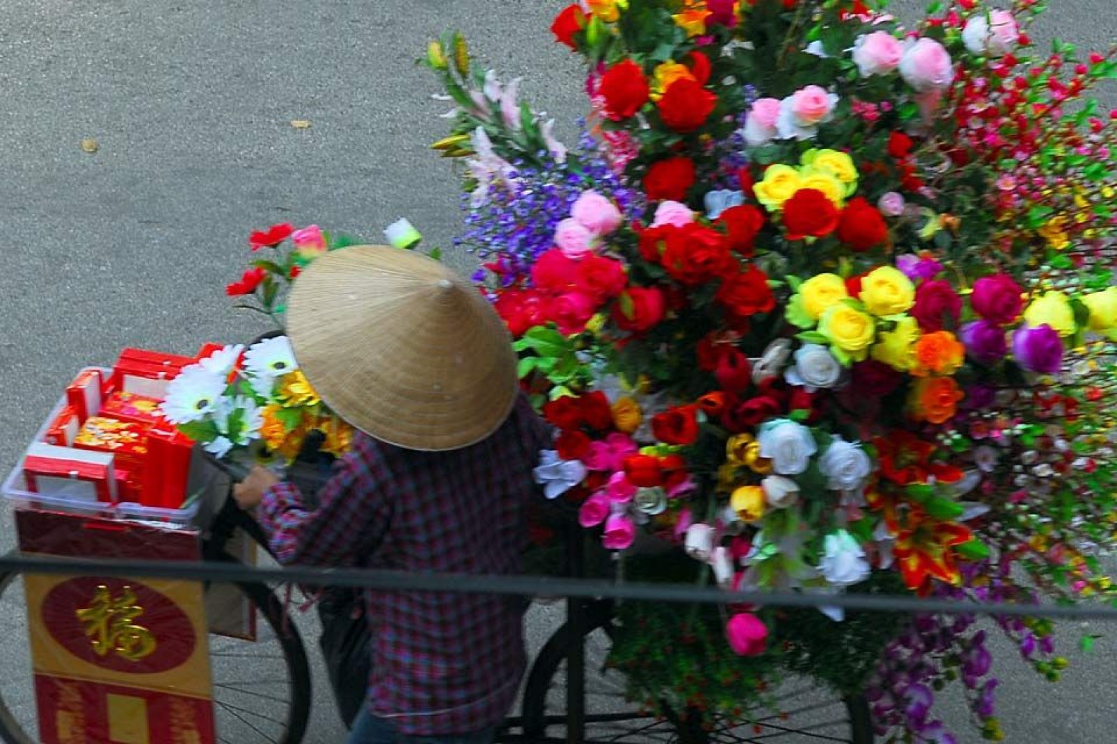 Quang Ba è il più grande mercato all'ingrosso di fiori di Hanoi. Apre tutti i giorni a partire dalle 2:00 del mattino.