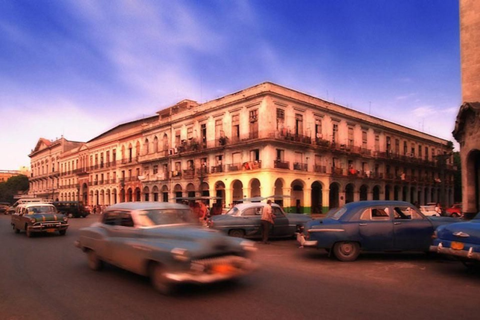 In den Straßen von Havanna mit den Gebäuden im Kolonialstil werden Sie zahlreiche alte Kraftfahrzeuge kreuzen.