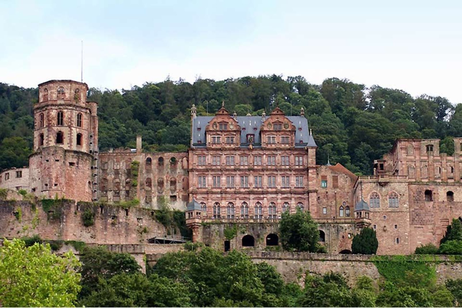 Das Heidelberger Schloss ist ein sehr altes Bauwerk.