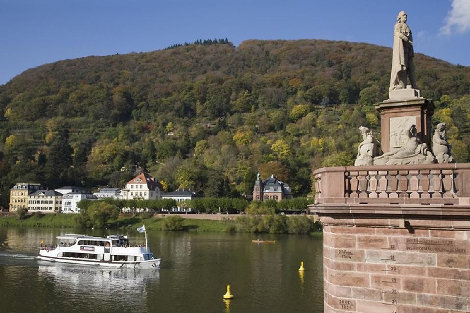 Im Sommer kann man Schifffahrten auf dem Neckar machen.