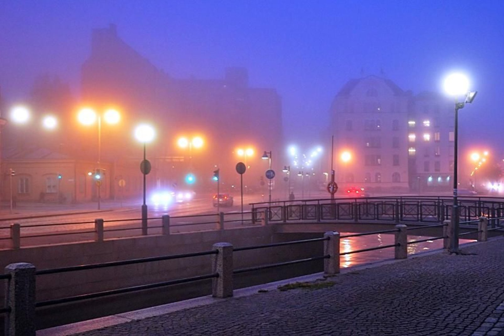 Le strade illuminate l'inverno ad Helsinki.
