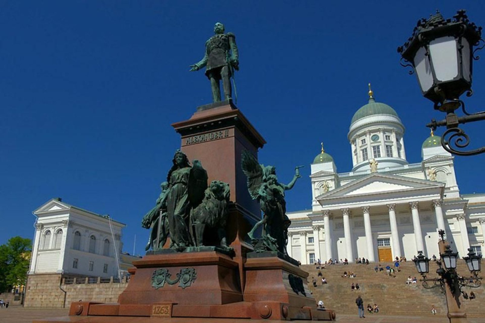Die Statue von Zar Alexander II wurde 1884 auf dem Senatsplatz im Stadtzentrum errichtet und erinnert an die Wiedereinsetzung der finnischen Stndeversammlung im Jahre 1863.