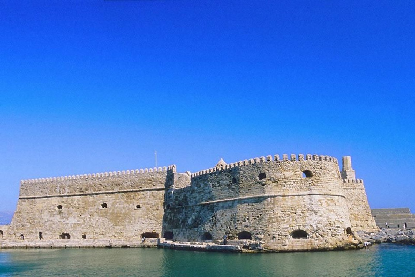 In the tumultuous history of the city, the Venetian Fort recalls the Venetian invasion in the thirteenth century.