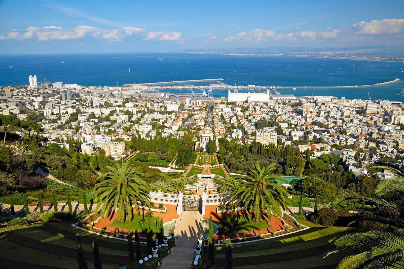 Haifa liegt am Hang des Karmelgebirges am Mittelmeerufer und ist die drittgrößte Stadt Israels sowie gleichzeitig die Industriehauptstadt des Nordens, wobei sich die Wirtschaftsaktivität Haifas hauptsächlich auf den Hafen konzentriert. Auch hier wurde die Geschichte im Laufe der verschiedenen Eroberungen der Stadt geschrieben. Alles begann mit dem Kreuzzug im Jahre 1100. 1156 gründete Richard Löwenherz ...