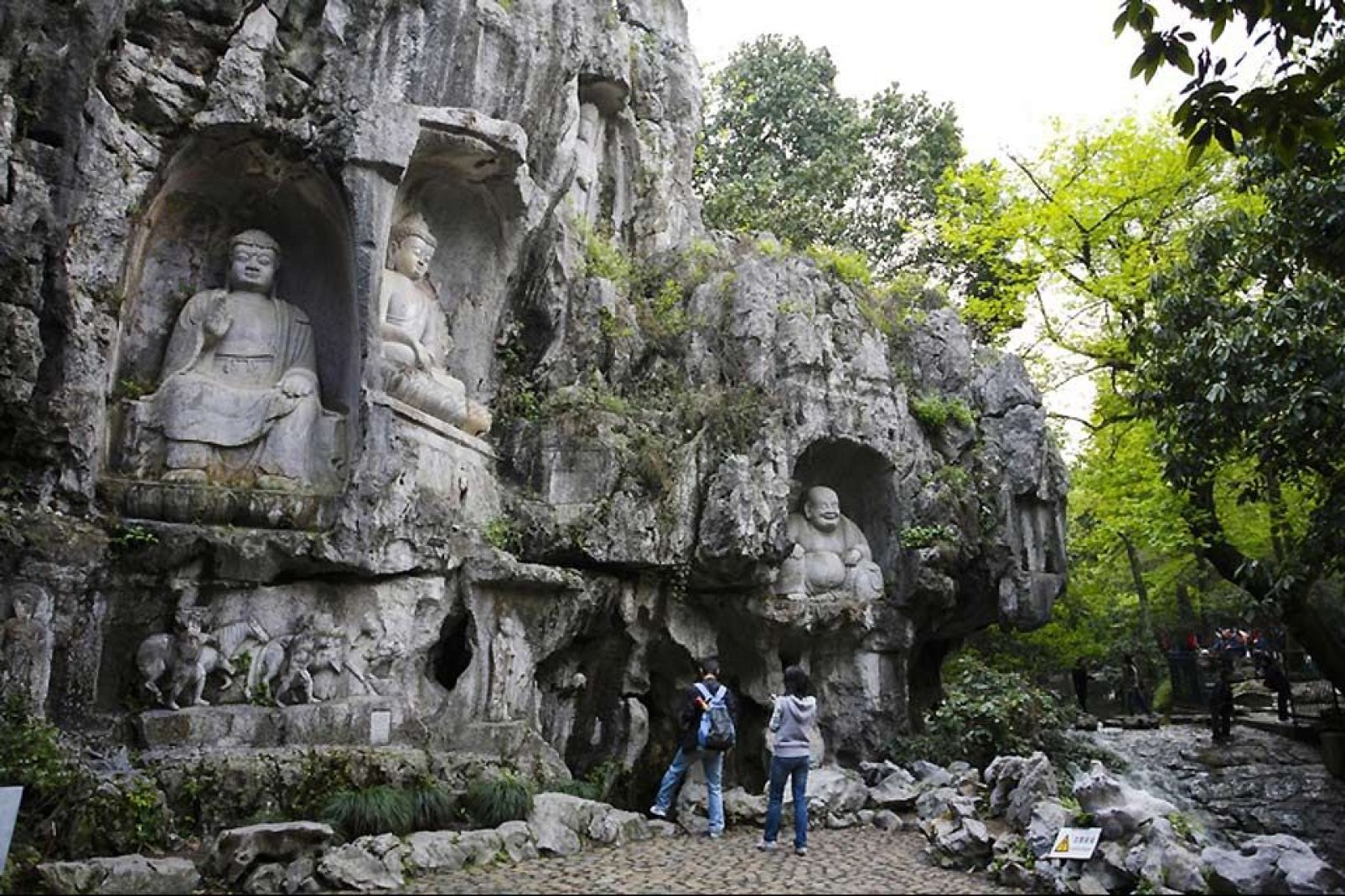 En la colina situada encima del templo de Lingyin, en Hangzhou, se encuentran unas 388 estatuas de Buda Bodhisattva talladas en piedra entre los siglos X y XIV.