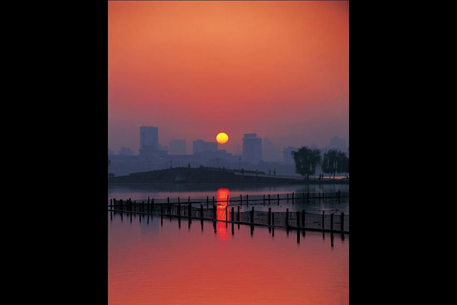 Der Sonnenuntergang über Hangzhou, eine Stadt im Delta des Jangtse-Flusses, ungefähr 140 km südöstlich von Shanghai.