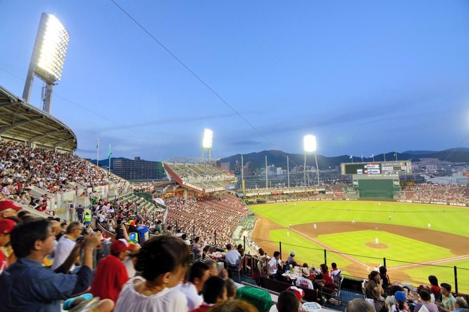 Un des sports préférés des Japonais est le base-ball. Le stade municipal Mazda Zoom-Zoom accueille l'équipe de la ville, les Hiroshima Toyo Carp lors des matchs et entraïnements.
