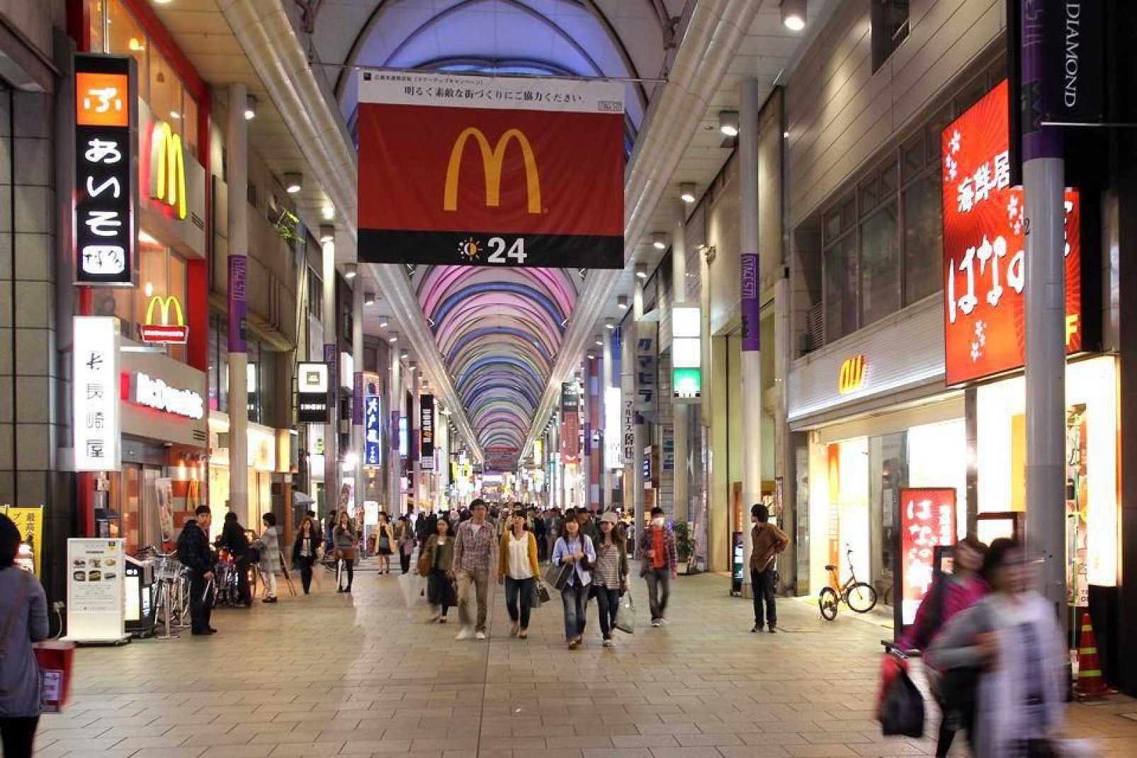 Comme dans de nombreuses métropoles japonaises, on trouve à Hiroshima une grande galerie commerciale qui fait le bonheur des amateurs de shopping.