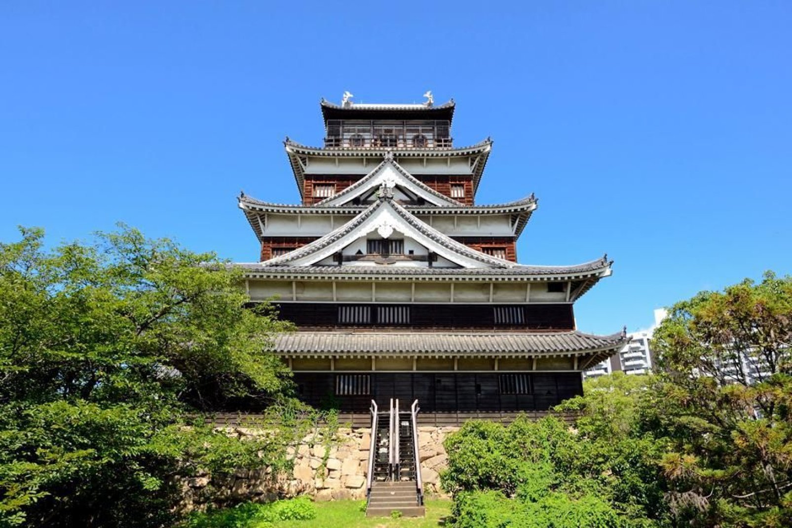 Détruit lors du bombardement de 1945, le château d'Hiroshima fut reconstruit en bois et en béton et abrite un exposition permanente sur les samouraïs.