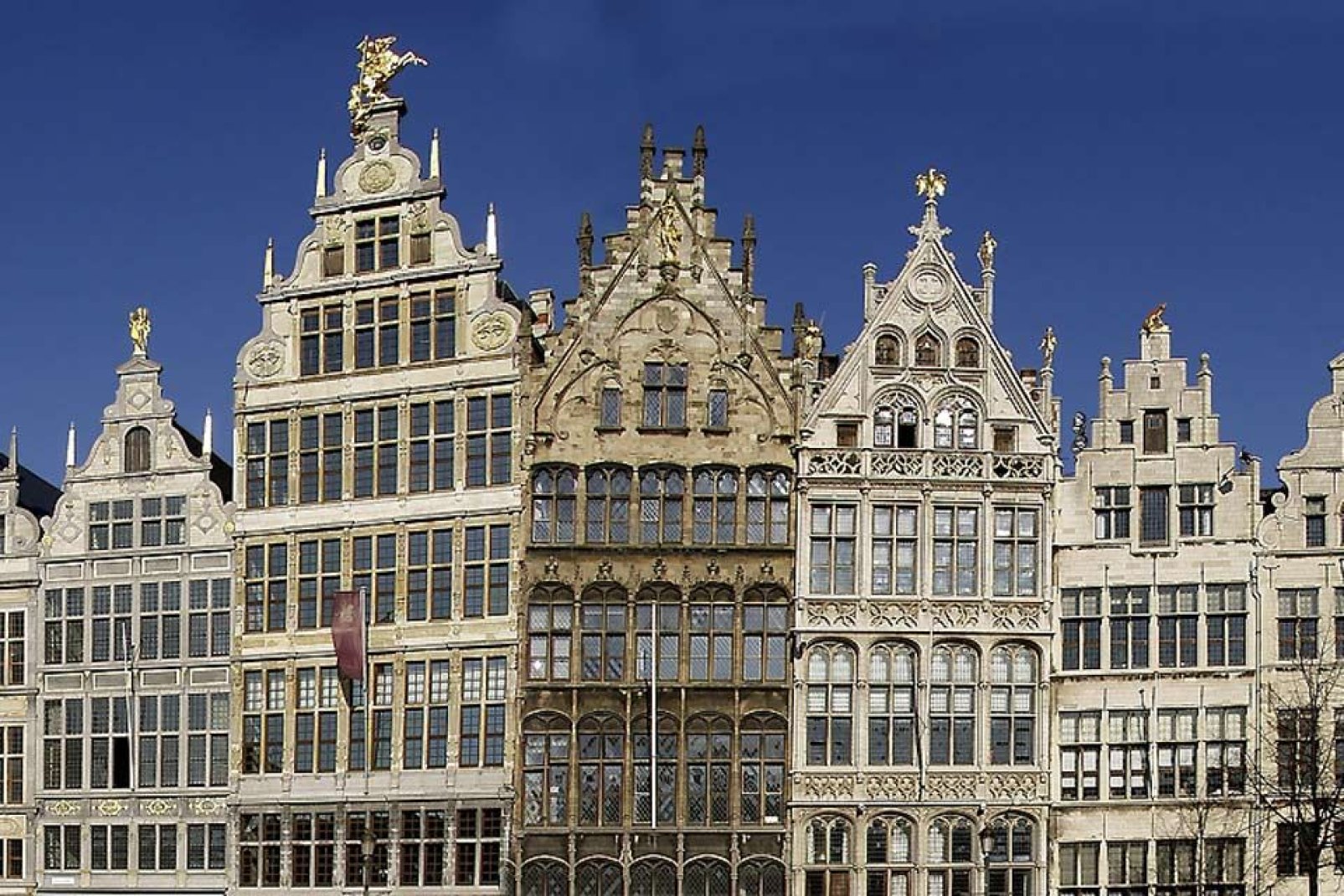 Sur la Grand'Place d'Anvers, les touristes peuvent admirer les maisons de gildes et corporations du XVIème siècle.
