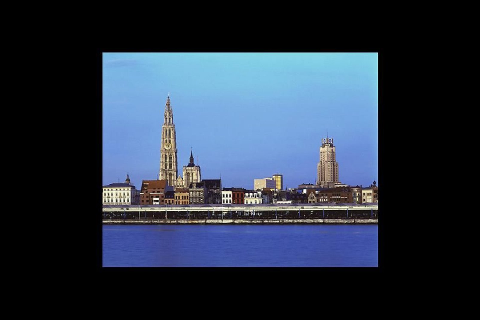 Anversa è il primo porto belga e il secondo porto europeo. È possibile effettuare una visita del porto per scoprire i magazzini, i terminal e i container.