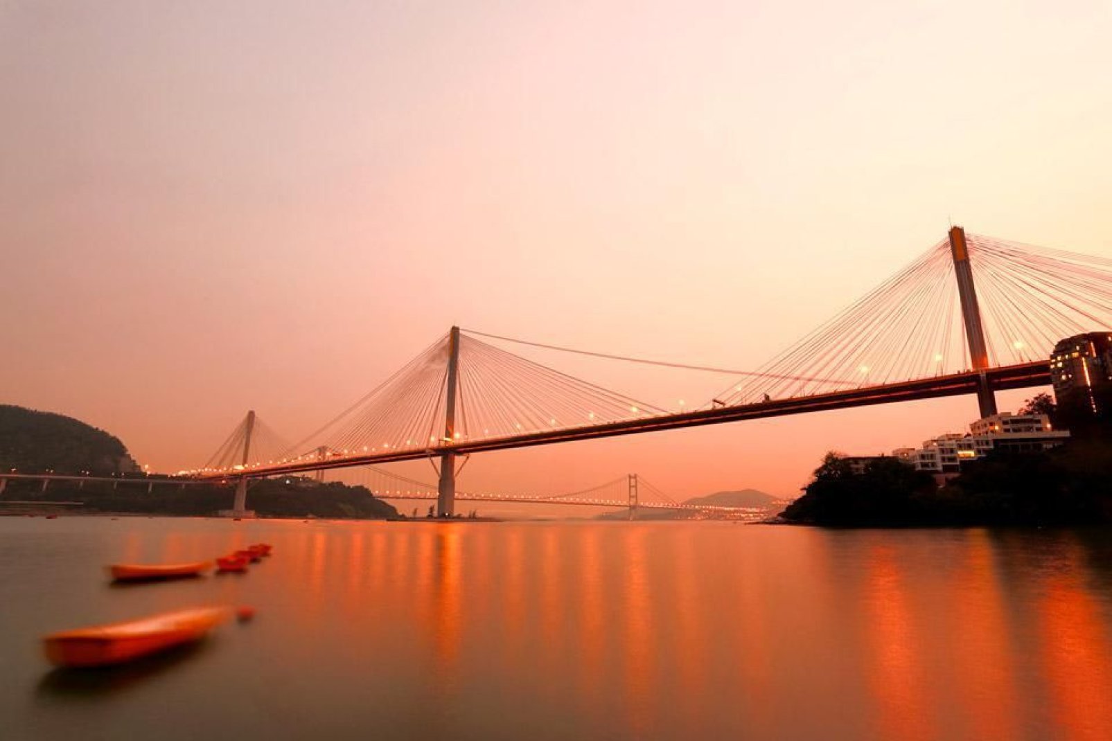 El puente Tsing Ma (2,17 km de largo), un eje estratégico que une Hong Kong con la isla de Lantau, donde se encuentra el aeropuerto internacional.