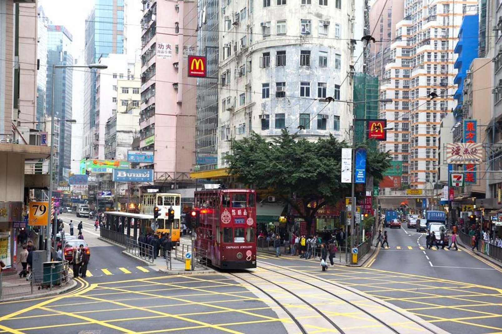 In una città ad alta densità demografica, i tram imperiali percorrono le vie più animate di Hong Kong dal 1904. Rappresenta un eccellente mezzo di trasporto per spostarsi con facilità.