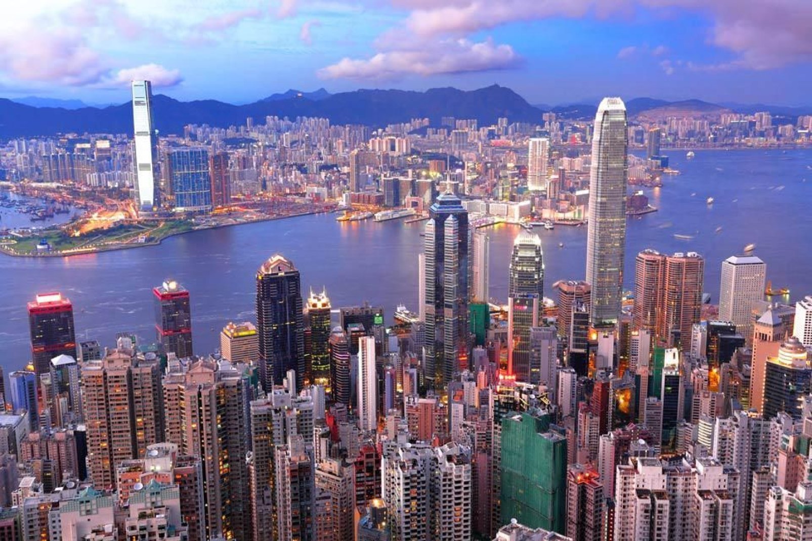 Hong Kong è nota per i suoi grattacieli, la verticalità degli edifici da vita ad un paesaggio urbano molto particolare.