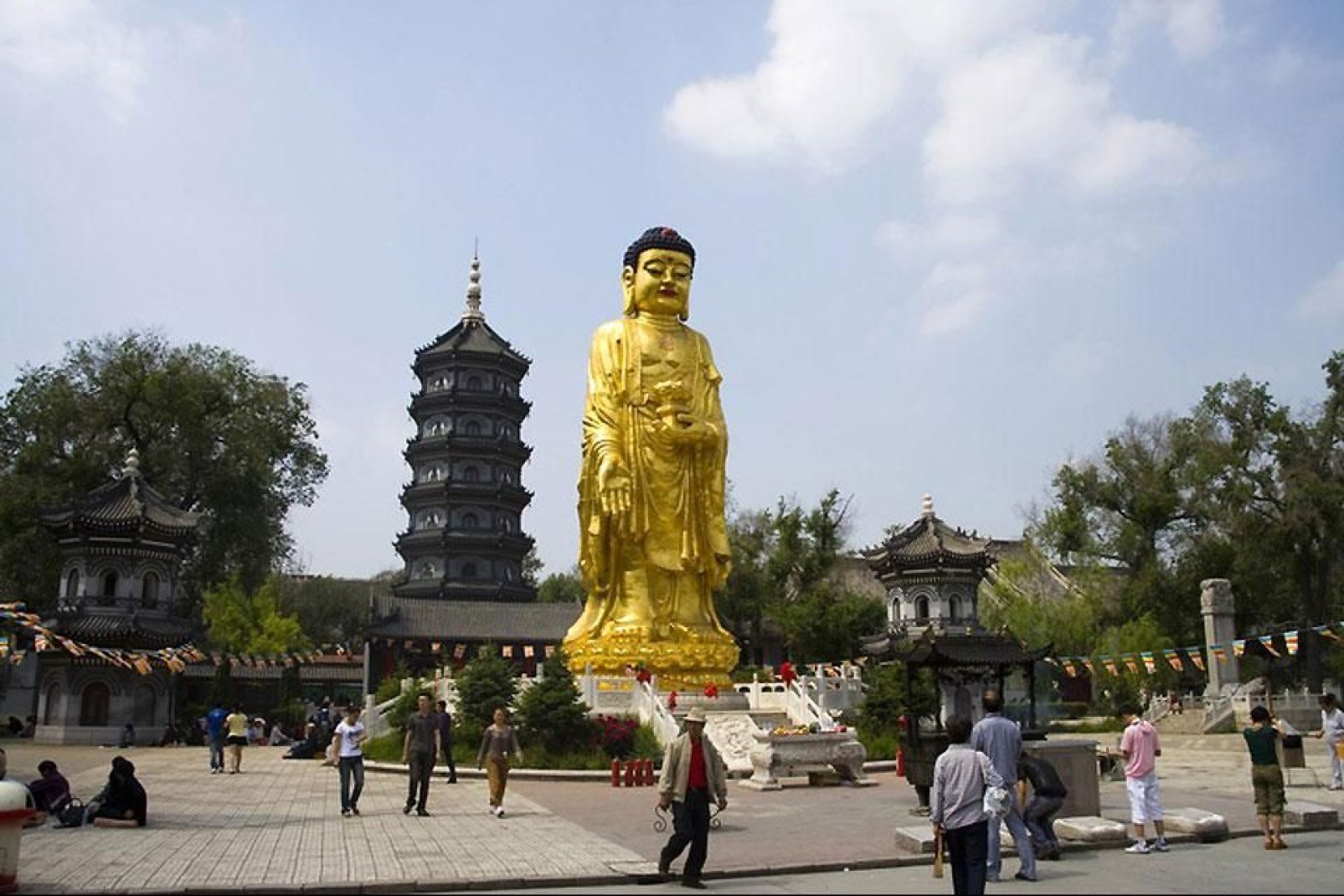 Der Guanyin-Buddha, ein weibliches 'Erleuchtungswesen des Mitgefühls' und im Volksglauben auch als Göttin verehrt, steht vor dem Kek Lok Si Temple in Harbin.