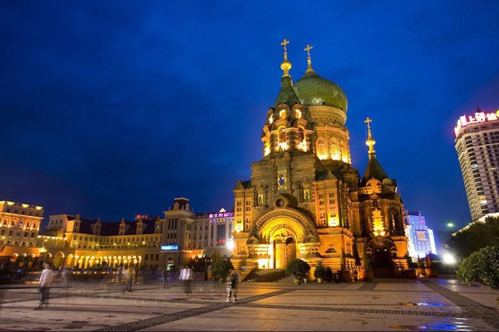 La cattedrale di Santa Sofia è un'antica chiesa russa ortodossa. Essa fu costruita nel 1907 per festeggiare il completamento della linea ferroviaria transiberiana nel 1903.