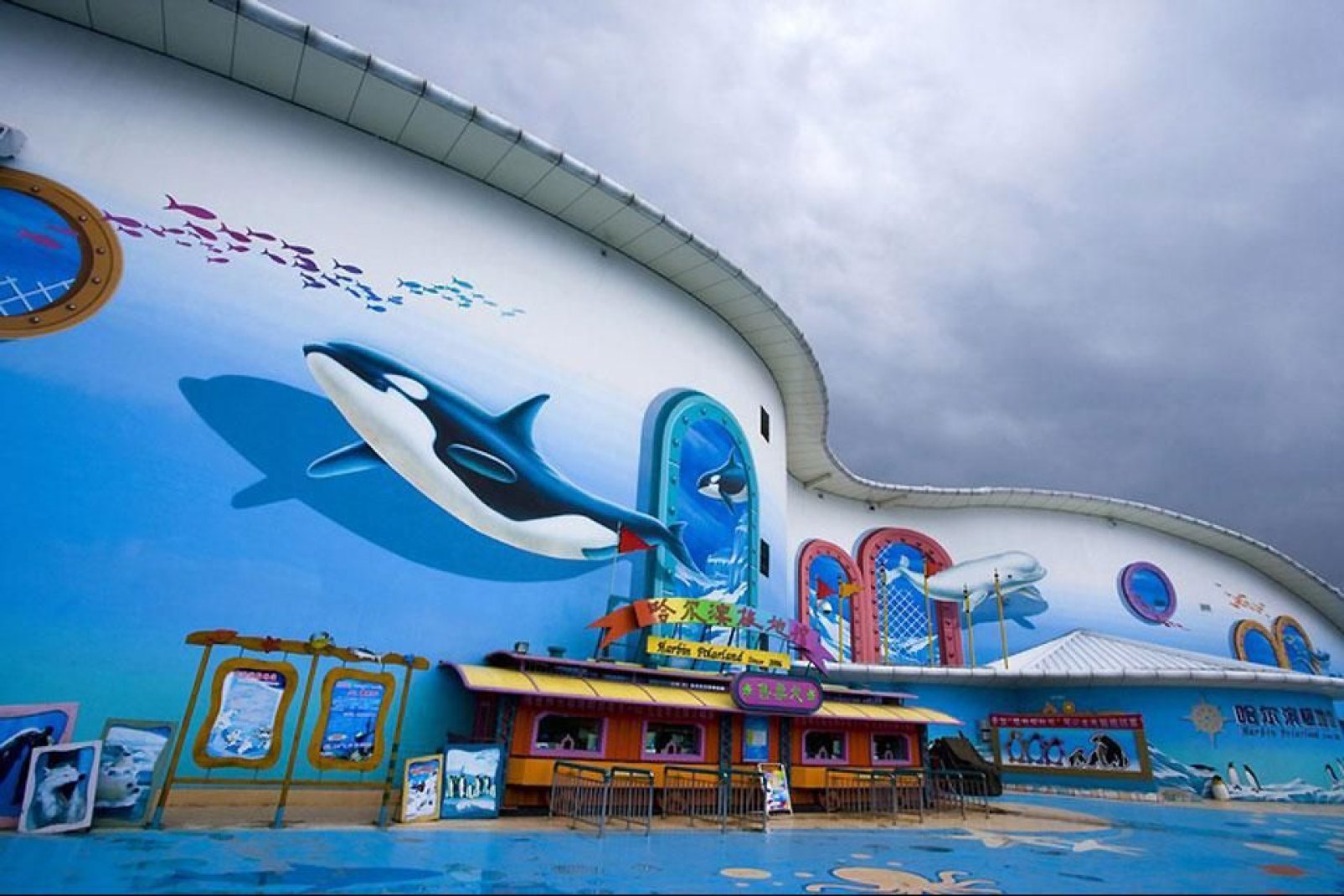 The Harbin Polar Aquarium is one of the largest in the world. Tourists can observe the largest polar bears in the Arctic Village.