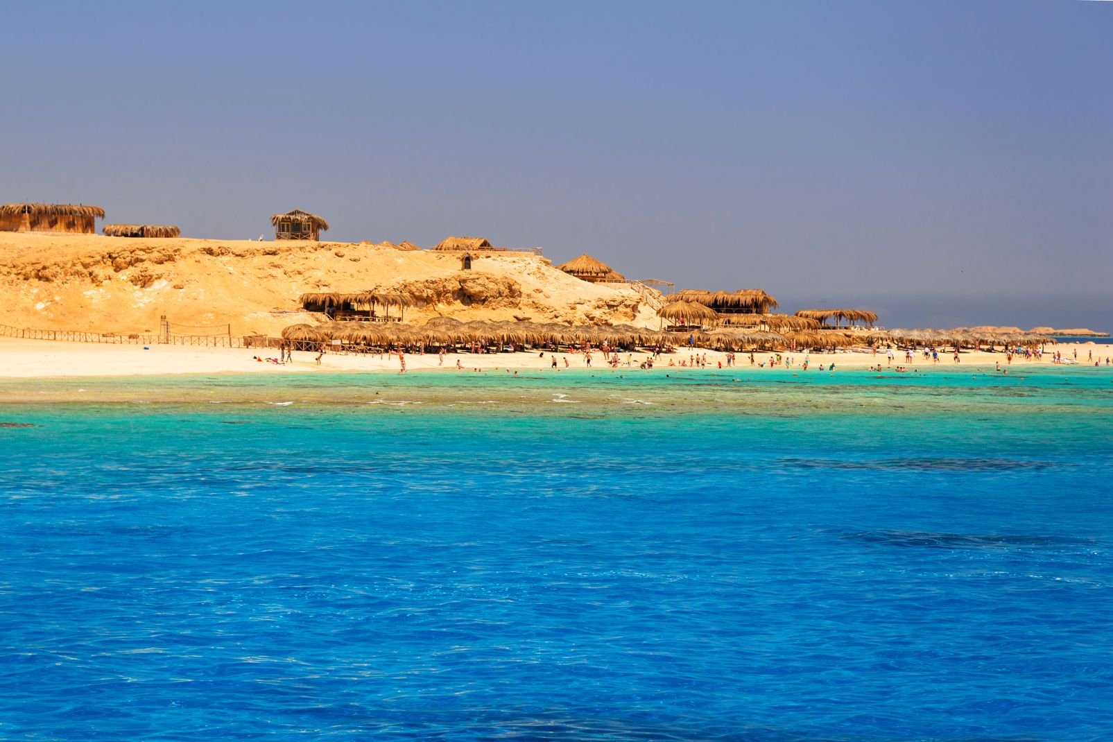 Autrefois village de pêcheurs situé au sud de l'entrée du golfe de Suez, sur la côte Est du désert arabique, Hurghada s'étend désormais sur plus de 60 km de côte encombrée d'hôtels imposants et d'un nombre incroyable de chantiers à l'arrêt aligné au bord d'une voie express qui longe, à distance, la mer. Très animée, en hiver surtout, la station vit principalement au rythme des vacances scolaires des ...