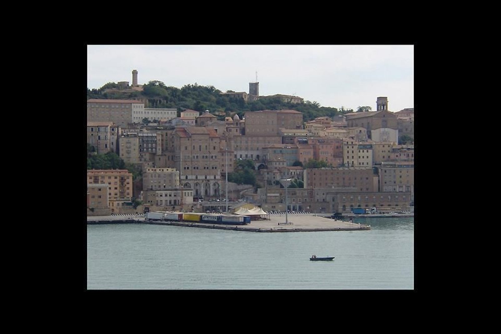 Ancona è una città che vive intorno al suo porto, di grande importanza commerciale e turistica: vi partono la maggior parte delle navi dirette in Grecia