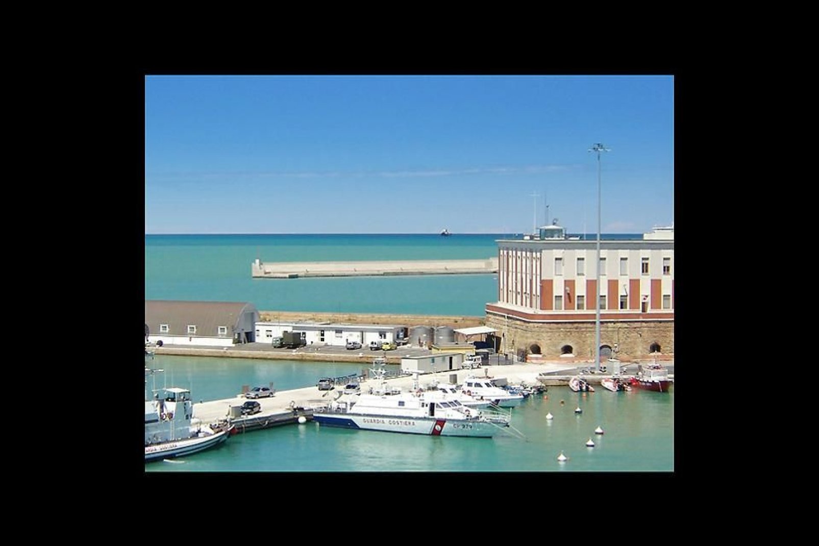 In der Geschichte von Ancona spielt, wie auch bei zahlreichen Küstenstädten, der Hafen eine wichtige Rolle.