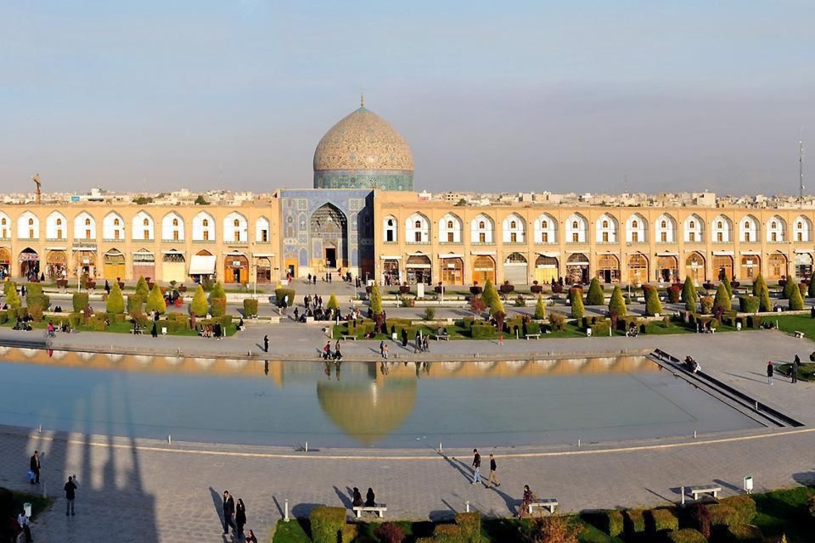 Ispahan ist zweifellos die iranische Stadt mit den meisten Sehenswrdigkeiten der islamischen Kultur. Die fabelhaften Palste und Brcken ber den Zayandeh sind weltberhmt.