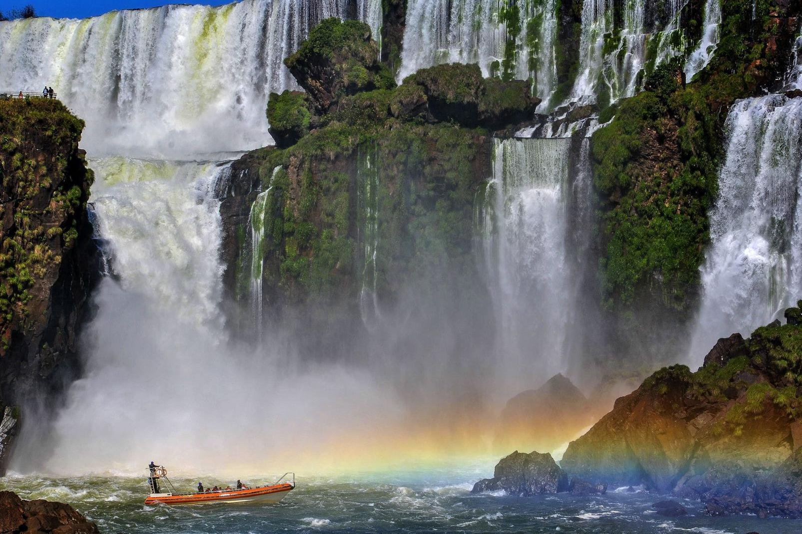 Deuxième destination du Brésil après Rio de Janeiro, situé à 1h50 de vol, Iguaçu offre l'un des paysages les plus spectaculaires de la planète. A cheval entre l'Argentine, le Paraguay et le Brésil sur un front de 3 km de long, ces impressionnantes cataractes se situent aux confins du Brésil, dans le sud-ouest du pays. Quand on parle des chutes d'Iguaçu, on évoque une centaines de cascades ! Pas étonnant ...