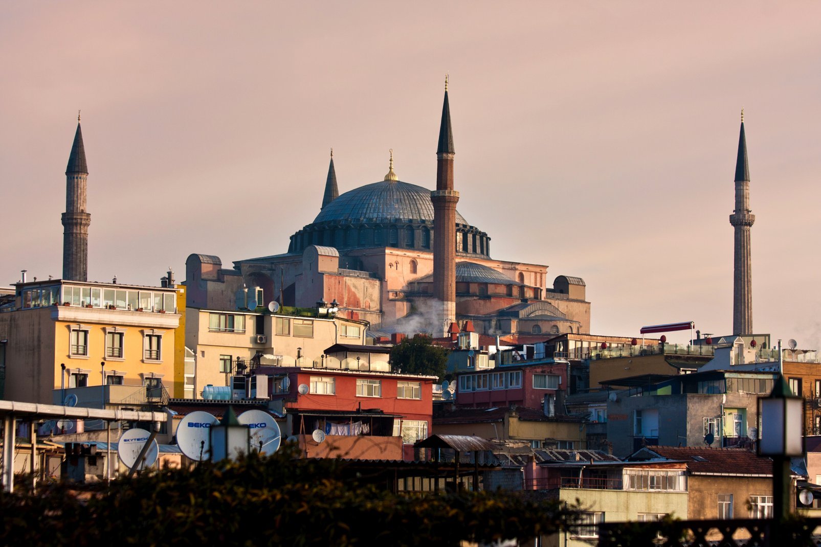Estambul se divide entre los dos ríos del Bósforo.