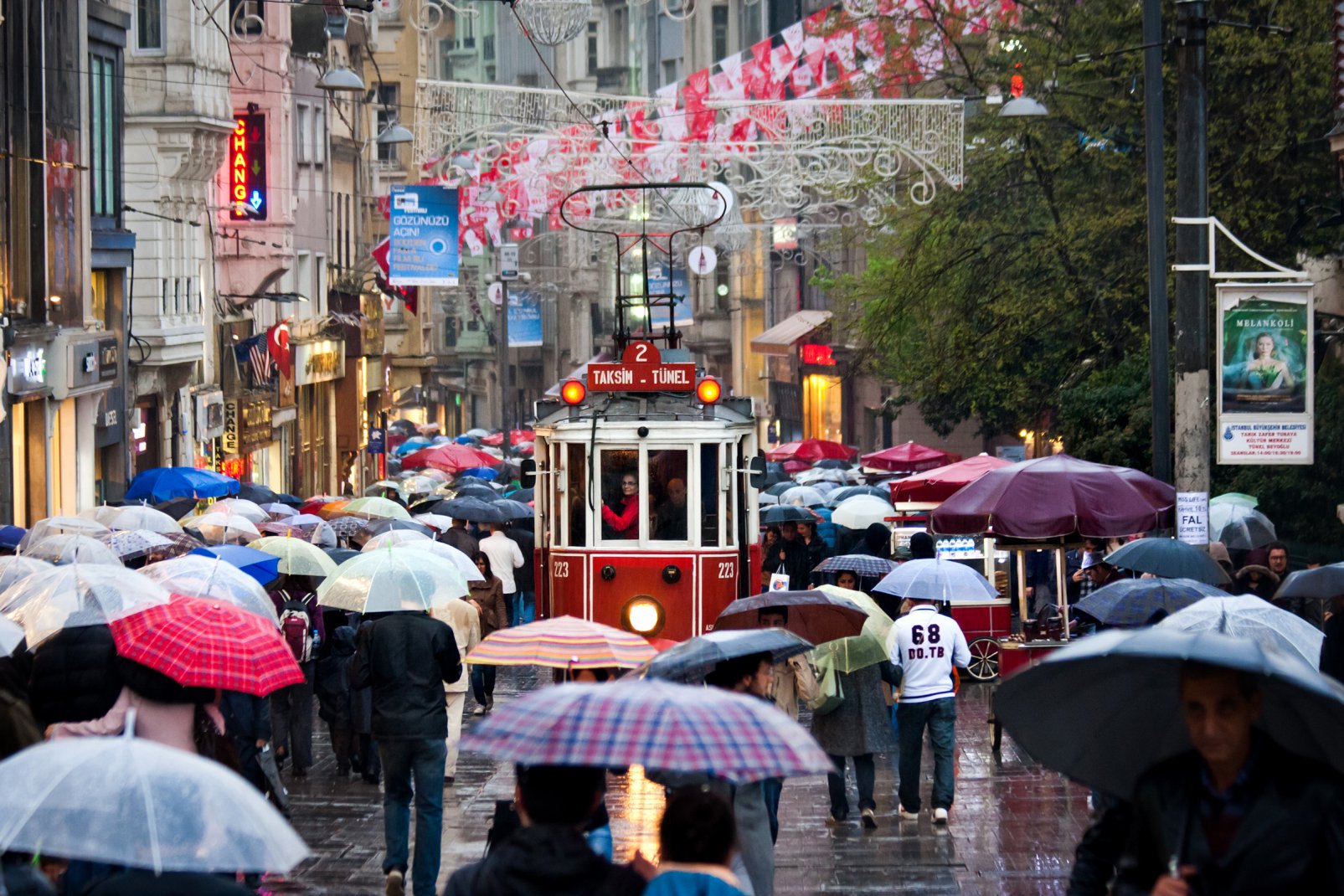 Dans le quartier Beyo?lu, cette avenue est la plus animée et la plus fréquentée d'Istanbul, avec ses restaurants renommés, ses boutiques courrues dans tout le pays et, entre autres, son tramway.