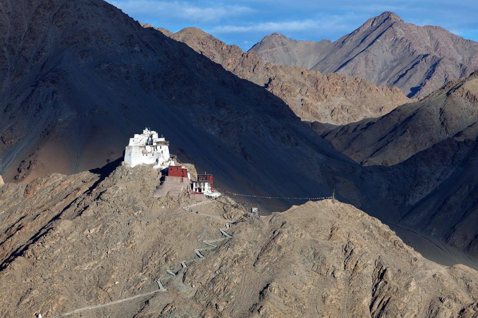 Die Kleinstadt Leh befindet sich in einem kleinen Tal, im Norden des Indus-Tals. Der neunstöckige Palast Lechen Palkhar (Palast von Leh) diente als Vorlage für das berühmte Potala in Lhassa, Tibet. Diese ehemalige Residenz der königlichen Familie von Ladakh zerfällt auf Grund mangelnden Unterhalts. Nur etwas weiter höher gelangen Sie über einen steilen Pfad zum Victory Fort aus dem 16. Jahrhundert ...