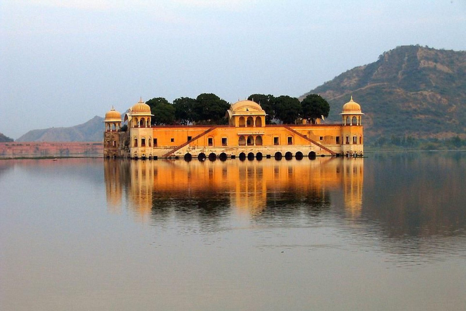 This palace was built in the middle of Man Sagar Lake in 1799; only the top five floors and the terrace can be seen above the water. It currently houses a museum.