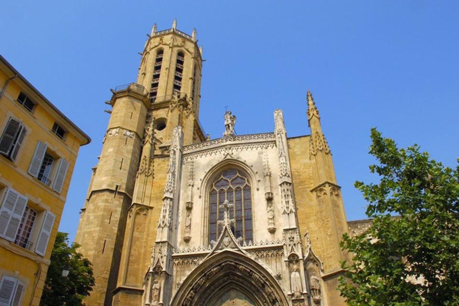 Die Kathedrale Saint-Sauveur von Aix-en-Provence ist ein in ihrer Art einzigartiges Bauwerk, das sowohl romanische als auch gotische Stilelemente aufweist.