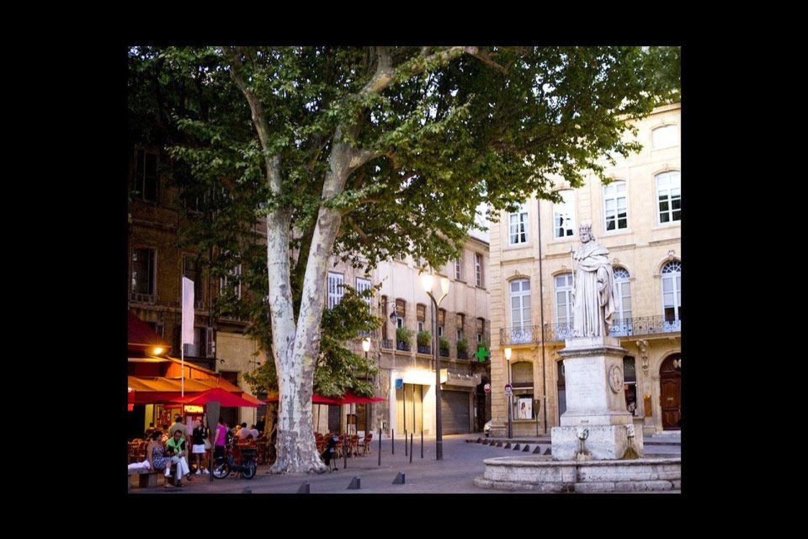 Ad est del corso Mirabeau si erge la statua del re René d'Anjou, deceduto nel 1480 ad Aix-en-Provence. La statua monumentale, costruita nel 1822, pesa più di 6 tonnellate!