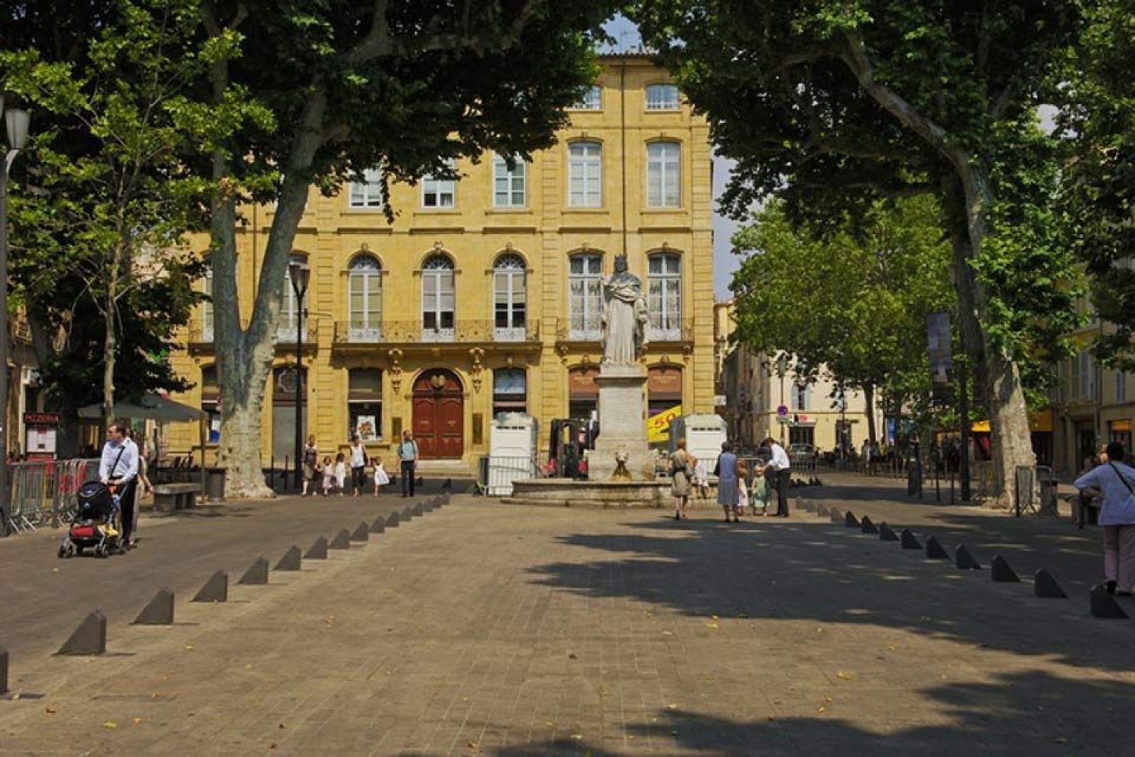 L'asse più celebre d'Aix-en-Provence si estende da est a ovest per quattrocento metri. La statua del re René precede di poco la piazza Forbin, l'estremità orientale del corso Mirabeau.